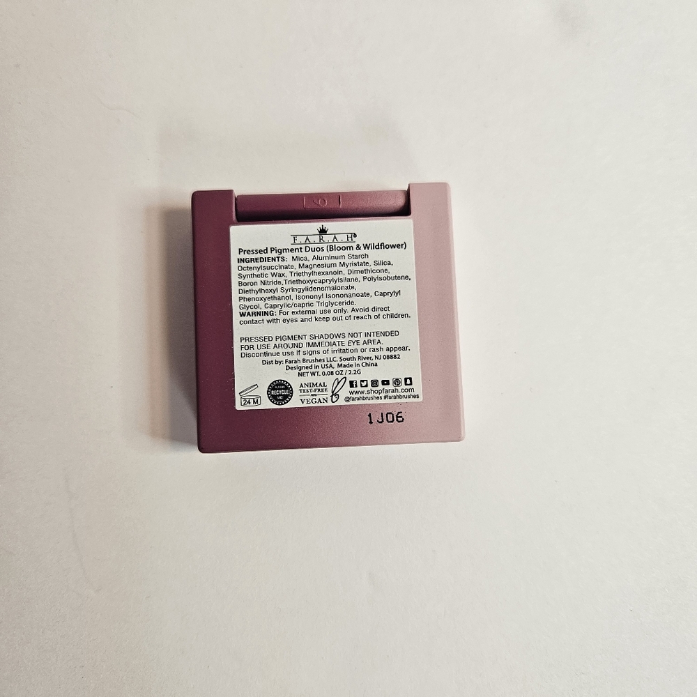 F.A.R.A.H. dual eyeshadow in Bloom and Wildflower - Picture 5 of 6